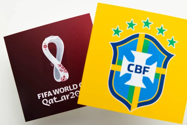 ロンドン イギリス 2022年12月 カタールワールドカップロゴ付きブラジル代表サッカーチームロゴ — ストック写真