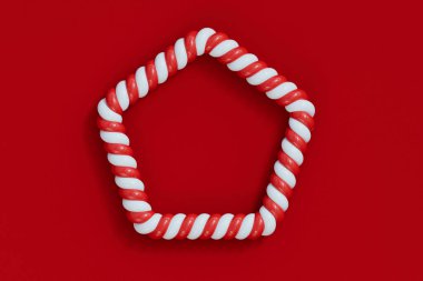 Noel şeker kamışı kırmızı ve beyaz çizgili çerçeve. Şenlikli çizgili şeker. 3B Hazırlama.