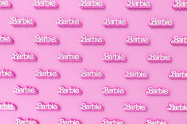 Londra, İngiltere - Temmuz 2023 Barbie bebek logosu. Barbie, Mattel 'in yaptığı bir moda bebeği. 3B Hazırlama.