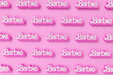 Londra, İngiltere - Temmuz 2023 Barbie bebek logosu. Barbie, Mattel 'in yaptığı bir moda bebeği. 3B Hazırlama.