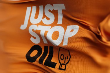 Londra, İngiltere - Temmuz 2023: Sadece bir bayrak üzerindeki petrol çevresel protesto eylemci logosunu durdurun. 3B Hazırlama.