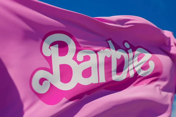 Londres Reino Unido Julio 2023 Muñeca Barbie Logotipo Una Bandera —  Fotos de Stock