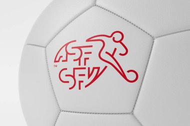 LONDON, İngiltere - Temmuz 2023: Bir futbol topunda İsviçre Millî Futbol Takımı logosuna yakın çekim. 3B Hazırlama.