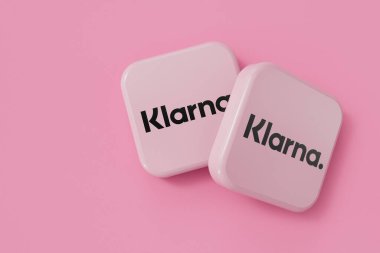 LONDON, İngiltere - Eylül 2023: Klarna çevrimiçi finans hizmeti sağlayıcı şirket logosu. 3B Hazırlama.