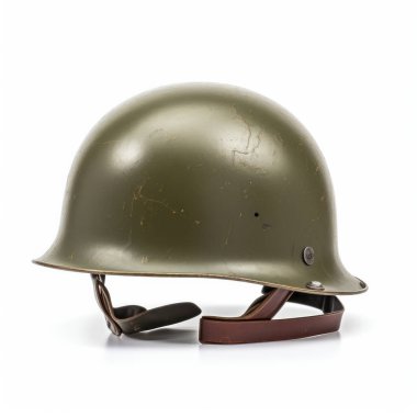 Beyaz bir arka planda izole edilmiş tarihi yeşil askeri miğfer..