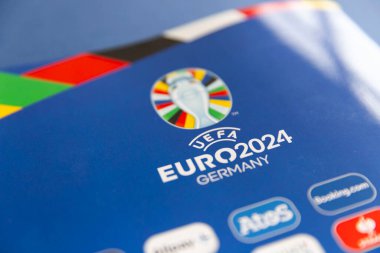 LONDON, İngiltere - Nisan 2024: Topps 'tan Oficcial UEFA Euro 2024 futbol çıkartması albümü.
