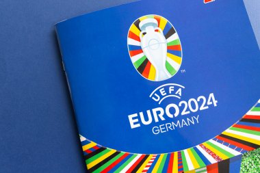 LONDON, İngiltere - Nisan 2024: Topps 'tan Oficcial UEFA Euro 2024 futbol çıkartması albümü.