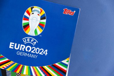 LONDON, İngiltere - Nisan 2024: Topps 'tan Oficcial UEFA Euro 2024 futbol çıkartması albümü.