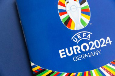 LONDON, İngiltere - Nisan 2024: Topps 'tan Oficcial UEFA Euro 2024 futbol çıkartması albümü.