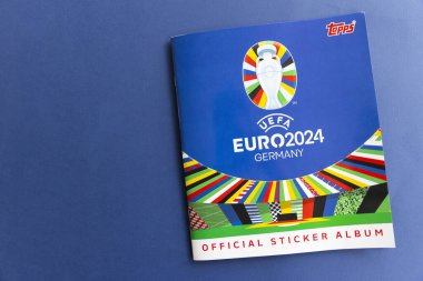 LONDON, İngiltere - Nisan 2024: Topps 'tan Oficcial UEFA Euro 2024 futbol çıkartması albümü.