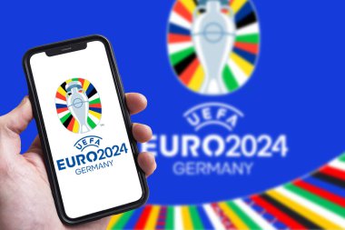 UEFA Euro 2024, Almanya Avrupa futbol yarışması logosu akıllı telefon ekranında.