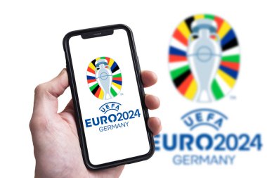 UEFA Euro 2024, Almanya Avrupa futbol yarışması logosu akıllı telefon ekranında.