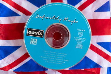 Londra, İngiltere - 27 Ağustos 2024: Oasis grup cdleri. Oasis 1990 'lardan kalma popüler bir rock grubudur..