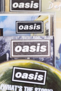 Londra, İngiltere - 27 Ağustos 2024: Oasis grup cdleri. Oasis 1990 'lardan kalma popüler bir rock grubudur..