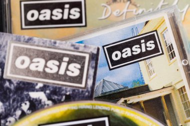 Londra, İngiltere - 27 Ağustos 2024: Oasis grup cdleri. Oasis 1990 'lardan kalma popüler bir rock grubudur..