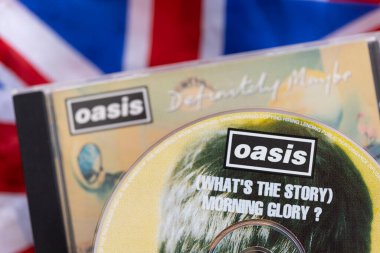 Londra, İngiltere - 27 Ağustos 2024: Oasis grup cdleri. Oasis 1990 'lardan kalma popüler bir rock grubudur..