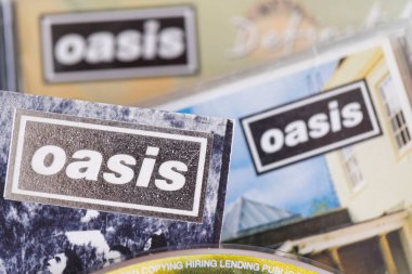 Londra, İngiltere - 27 Ağustos 2024: Oasis grup cdleri. Oasis 1990 'lardan kalma popüler bir rock grubudur..