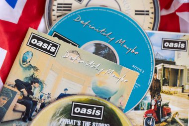 Londra, İngiltere - 27 Ağustos 2024: Oasis grup cdleri. Oasis 1990 'lardan kalma popüler bir rock grubudur..