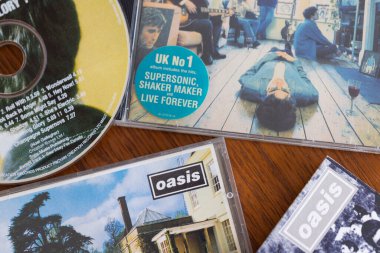 Londra, İngiltere - 27 Ağustos 2024: Oasis grup cdleri. Oasis 1990 'lardan kalma popüler bir rock grubudur..