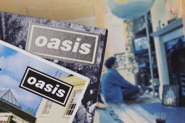 Londra, İngiltere - 27 Ağustos 2024: Oasis grup cdleri. Oasis 1990 'lardan kalma popüler bir rock grubudur..