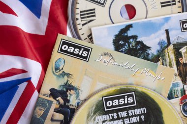 Londra, İngiltere - 27 Ağustos 2024: Oasis grup cdleri. Oasis 1990 'lardan kalma popüler bir rock grubudur..