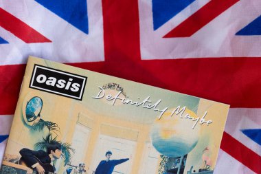 Londra, İngiltere - 27 Ağustos 2024: Oasis grup cdleri. Oasis 1990 'lardan kalma popüler bir rock grubudur..