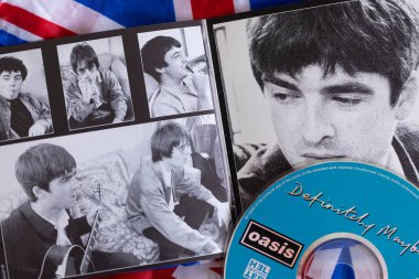 Londra, İngiltere - 27 Ağustos 2024: Oasis grup cdleri. Oasis 1990 'lardan kalma popüler bir rock grubudur..