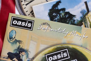 Londra, İngiltere - 27 Ağustos 2024: Oasis grup cdleri. Oasis 1990 'lardan kalma popüler bir rock grubudur..
