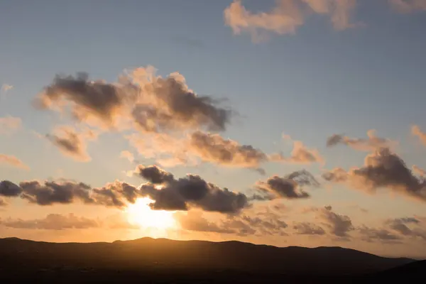 Захід Від Сонця Гірські Силуети Хмари Освітлені Золотими Променями Сонця — стокове фото