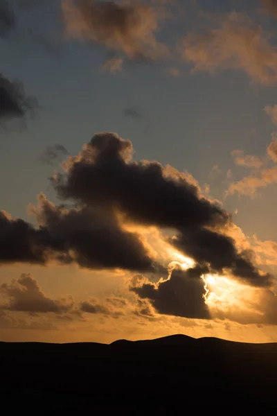 Puesta Sol Siluetas Montaña Nubes Iluminadas Por Los Rayos Dorados — Foto de Stock