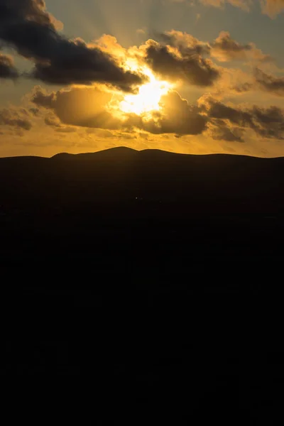 Západ Slunce Horských Siluet Mraky Ozářené Zlatými Paprsky Slunce Soumraku — Stock fotografie