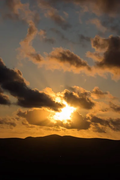 Закат Горных Силуэтов Облака Освещенные Золотыми Лучами Солнца Сумерках Fuerteventura — стоковое фото