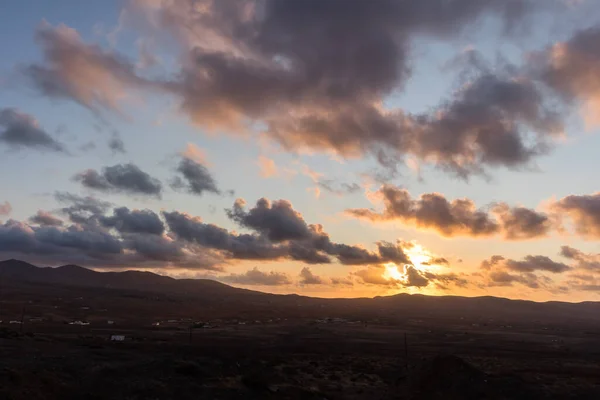 Sunset Mountain Silhouettes Clouds Illuminated Golden Rays Sun Dusk Fuerteventura — Stock Photo, Image