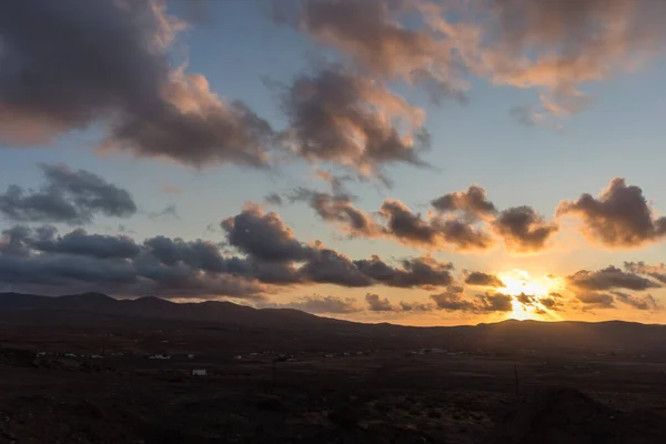 Solnedgång Berg Silhuetter Moln Upplysta Solens Gyllene Strålar Skymningen Fuerteventura — Stockfoto