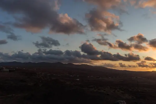 Захід Від Сонця Гірські Силуети Хмари Освітлені Золотими Променями Сонця — стокове фото