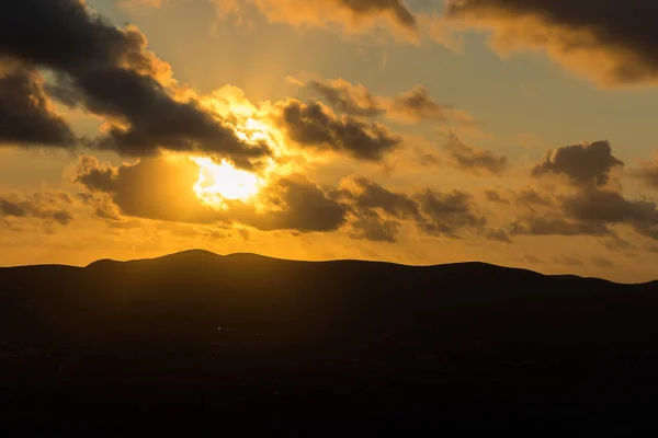 Sonnenuntergang Der Bergsilhouetten Wolken Beleuchtet Von Den Goldenen Sonnenstrahlen Der Stockbild