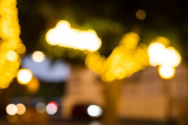 Soyut ışıklar. Odak dışı, siyah arkaplanlı, altın yılbaşı ışıkları. Tenerife, Kanarya Adaları, İspanya.