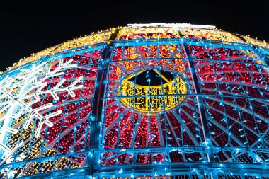 Soyut ışıklar. Noel sokak dekorasyon ışıkları, küre şeklinde, odak dışı, altın, kırmızı, mavi ve beyaz, siyah arkaplan. Tenerife, Kanarya Adaları, İspanya.