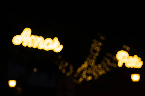 Soyut ışıklar. Odak dışı, siyah arkaplanlı, altın yılbaşı ışıkları. Tenerife, Kanarya Adaları, İspanya.