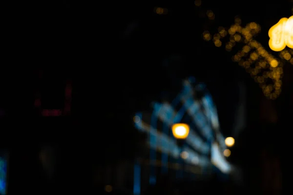 Soyut ışıklar. Altın ve mavi parıltılar, odaktan uzak, siyah arkaplanlı Noel ışıkları. Tenerife, Kanarya Adaları, İspanya.