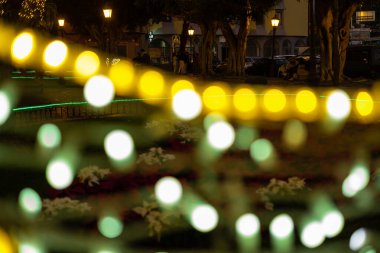 Soyut ışıklar. Noel ışıkları sarı, yeşil renkler ve siyah arka plan odaklı. Tenerife, Kanarya Adaları, İspanya.