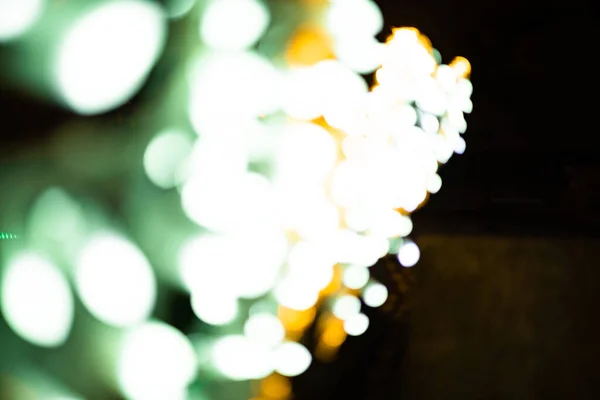 Soyut ışıklar. Noel ışıkları sarı, yeşil renkler ve siyah arka plan odaklı. Tenerife, Kanarya Adaları, İspanya.