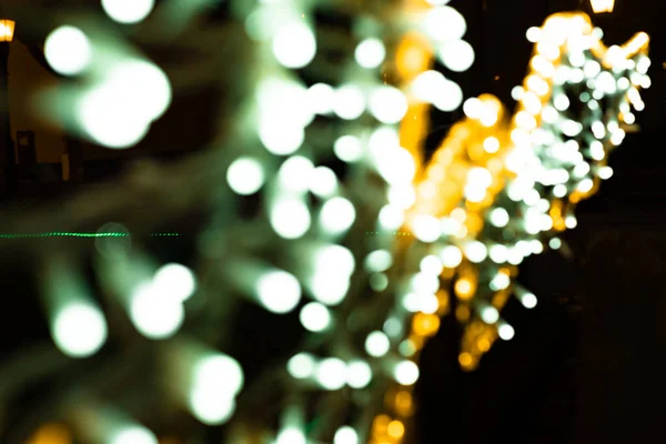 Soyut ışıklar. Noel ışıkları sarı, yeşil renkler ve siyah arka plan odaklı. Tenerife, Kanarya Adaları, İspanya.