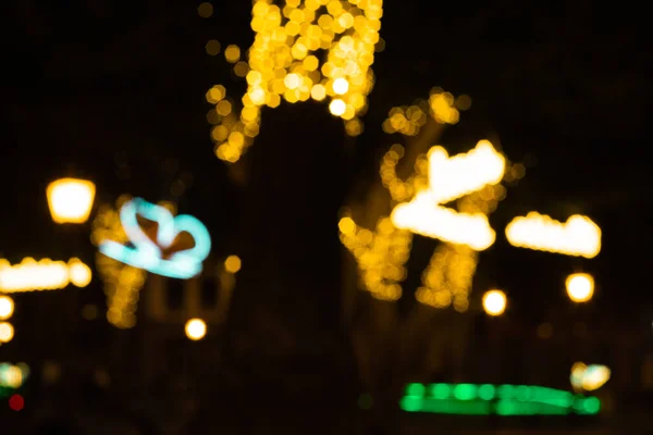 Soyut ışıklar. Altın Noel ışıkları siyah odak dışı