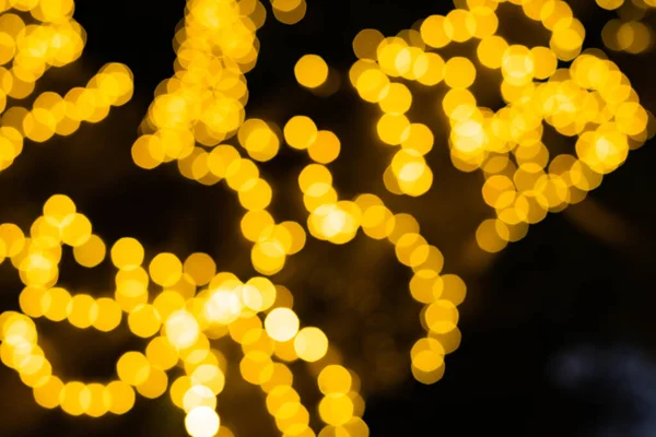 Soyut ışıklar. Odak dışı, siyah arkaplanlı, altın yılbaşı ışıkları. Tenerife, Kanarya Adaları, İspanya.