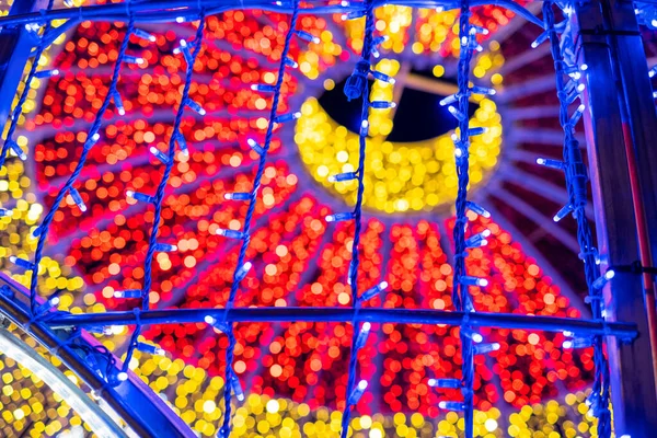 Soyut ışıklar. Noel sokak dekorasyon ışıkları, odak dışı, daireler şeklinde. Kırmızı, altın ve mavi ışıklar. Siyah arkaplanlı. Tenerife, Kanarya Adaları, İspanya.