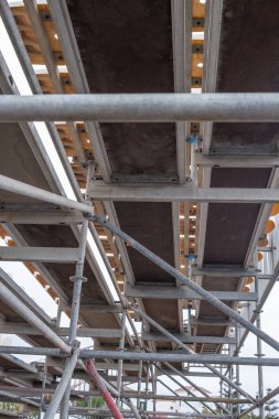 Açık hava konseri için halka açık bir otoparkta kurulmuş tribünleri destekleyen yapının alt görüntüsü. Puerto de la Cruz, Tenerife, Kanarya Adaları, İspanya