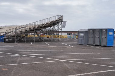Açık hava konseri için halka açık bir otoparkın merdivenine taşınabilir pisuarlar ve tribünler yerleştirildi. Puerto de la Cruz, Tenerife, Kanarya Adaları, İspanya