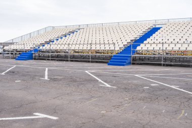 Açık hava konseri için halka açık bir otoparkın önüne tribünler kuruldu. Mavi ve beyaz plastik koltuklar. Puerto de la Cruz, Tenerife, Kanarya Adaları, İspanya