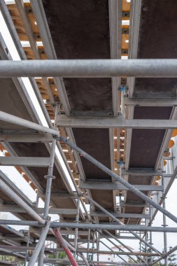 Açık hava konseri için halka açık bir otoparkta kurulmuş tribünleri destekleyen yapının alt görüntüsü. Puerto de la Cruz, Tenerife, Kanarya Adaları, İspanya